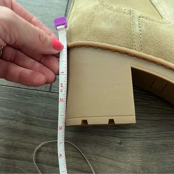 Vince. Henderson Suede Lug Sole Chelsea Boots NWOT - Picture 8 of 8